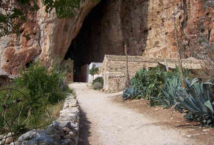 Grotta Mangiapane - foto wikimedia commons - lagazzettaennese.it