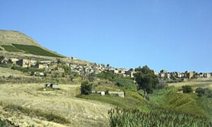 I ruderi della città vecchia di Poggioreale visti da lontano - foto wikipedia - lagazzettaennese.it