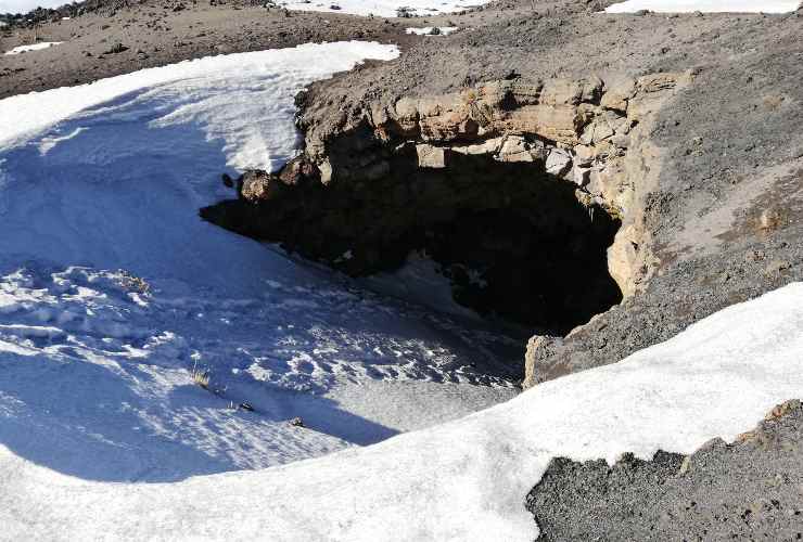 Ingresso Grotta periodo autunnale e invernale - foto wikimedia commons - lagazzettaennese.it