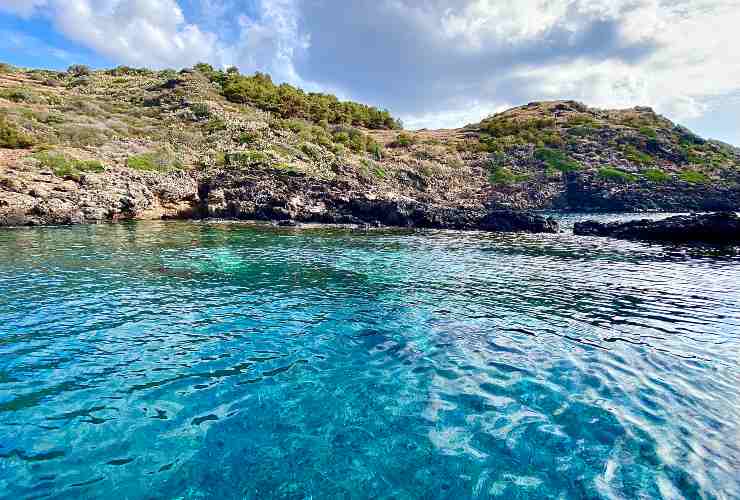 Isola di Ustica - foto wikimedia commons - lagazzettaennese.it