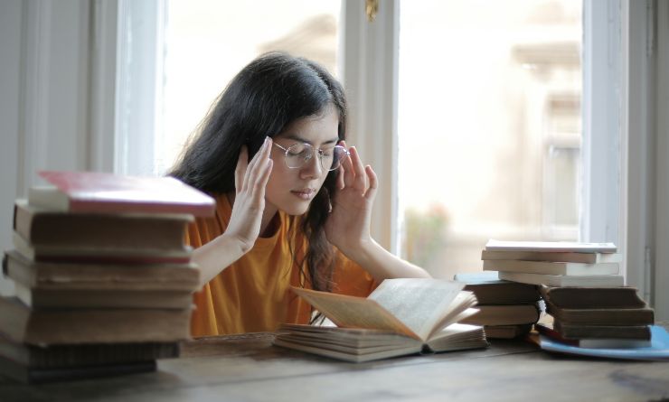 Mal di testa per una studentessa - foto pexels - lagazzettaennese.it