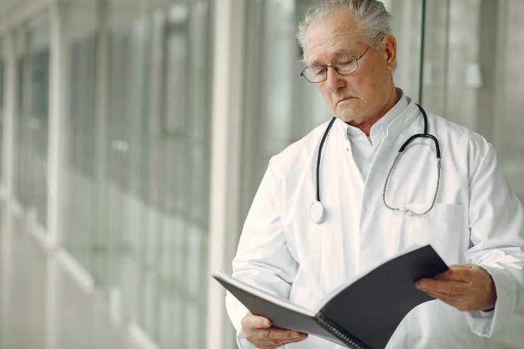 Medico consulta certificati - foto pexels - lagazzettaennese.it