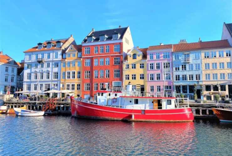 Nyhavn a Copenaghen - foto web - lagazzettaennese.it