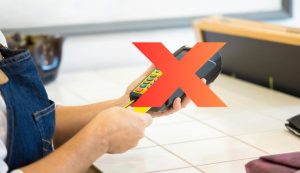 POS con X rossa - foto pexels + Canva - lagazzettaennese.it