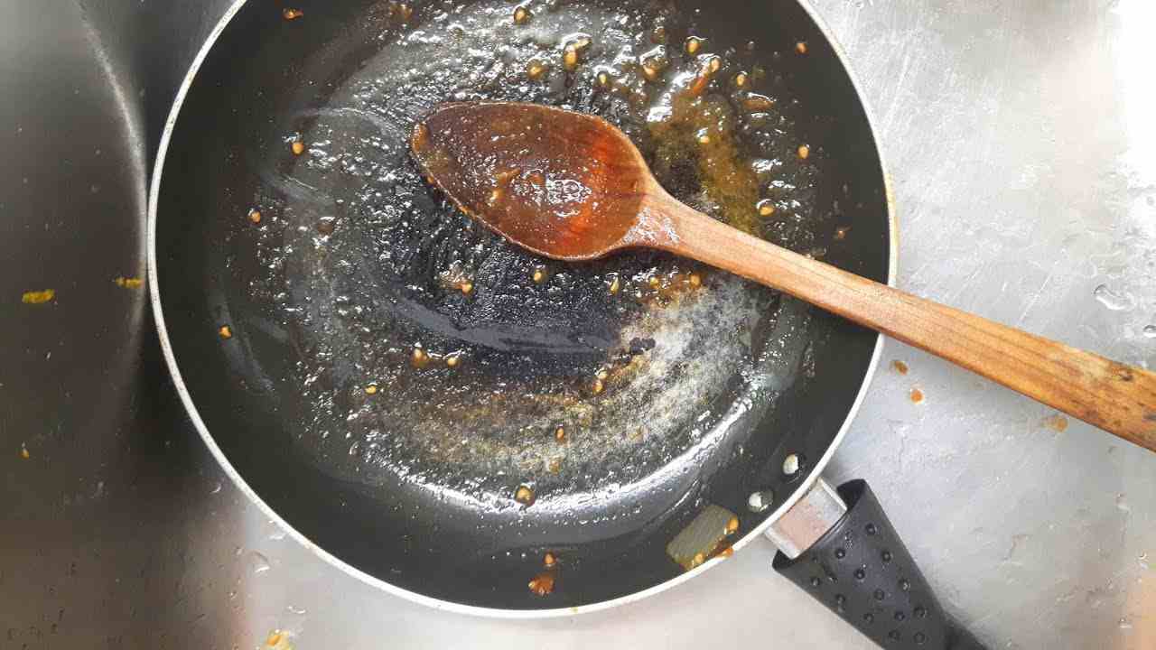 Padella incrostata - foto YouTube @Pianeta donna fai da te - lagazzettaennese.it