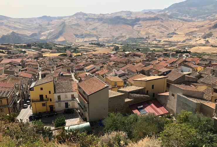 Panorama di Acquaviva Platani - foto wikimedia commons - lagazzettaennese.it