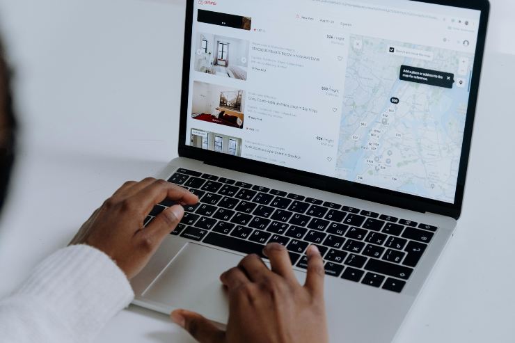 Persona al pc - foto pexels - lagazzettaennese.it