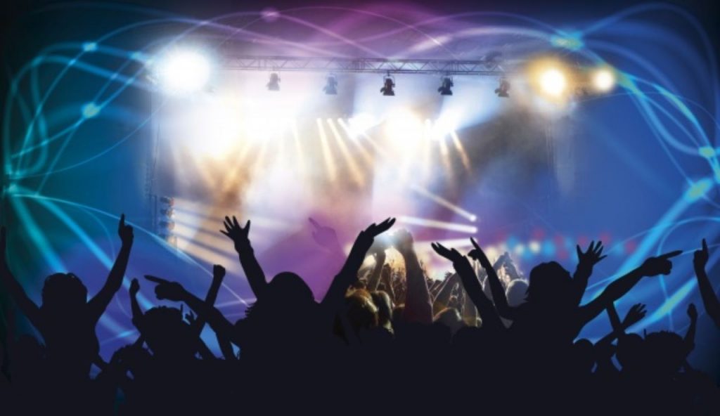 Persone a un evento - foto web - lagazzettaennese.it
