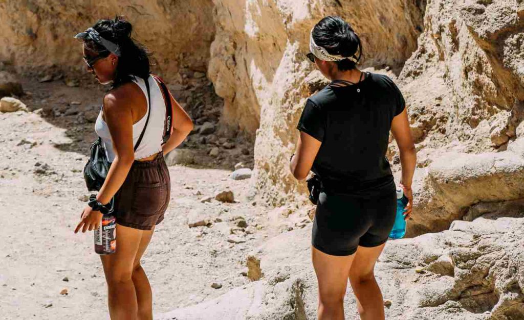 Persone al sole - foto pexels - lagazzettaennese.it