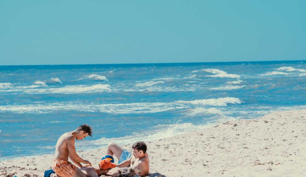 Persone in spiaggia - foto pexels - lagazzettaennese.it