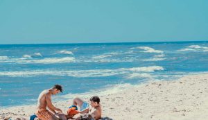 Persone in spiaggia - foto pexels - lagazzettaennese.it