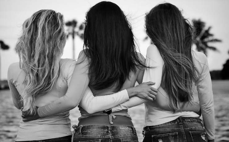 Persone socievoli - foto pexels - lagazzettaennese.it