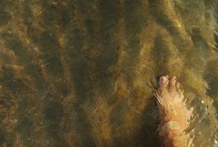 Piede nel mare - foto flickr - lagazzettaennese.it