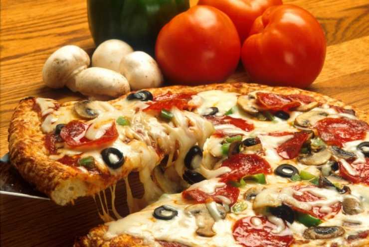 Pizza con verdure - foto web - lagazzettaennese.it