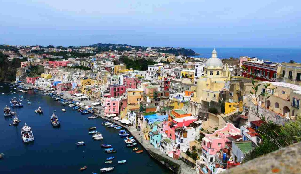 Procida - foto wikimedia commons - lagazzettaennese.it