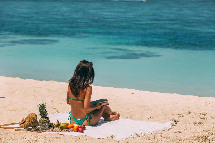 Ragazza al mare - foto pexels - lagazzettaennese.it