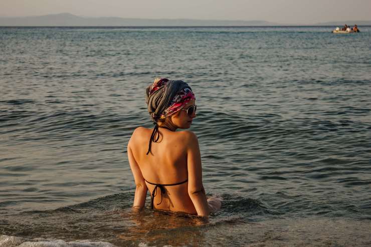 Ragazza in costume al mare - foto pixnio - lagazzettaennese.it