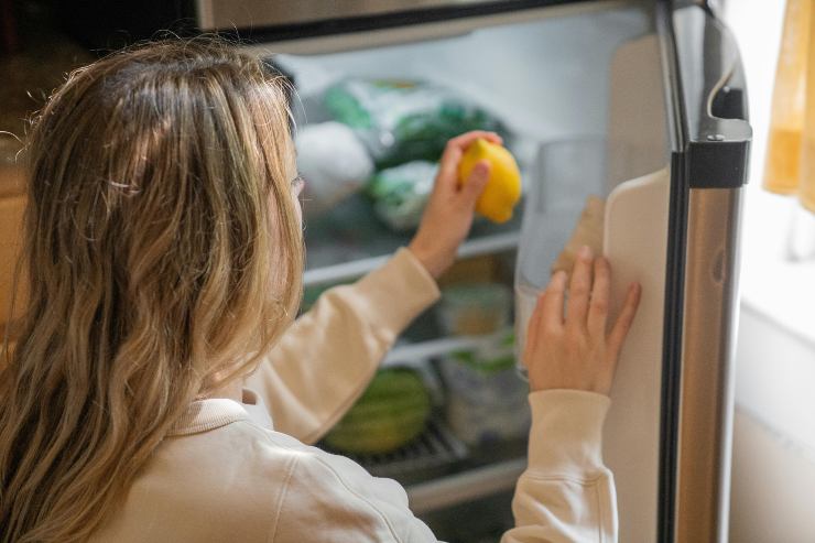 Ragazza prende cose dal frigo - foto pexels - lagazzettaennese.it