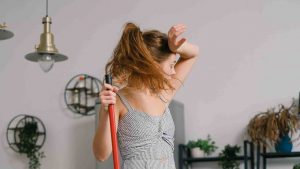 Ragazza soffre il caldo - foto pexels - lagazzettaennese.it