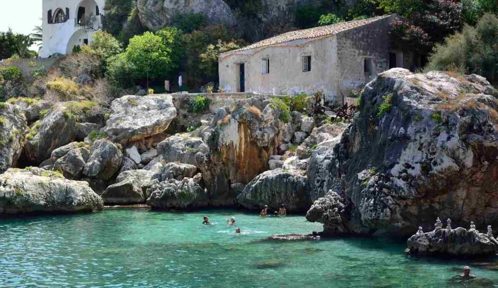 Riserva dello Zingaro con persone - foto flickr - lagazzettaennese.it