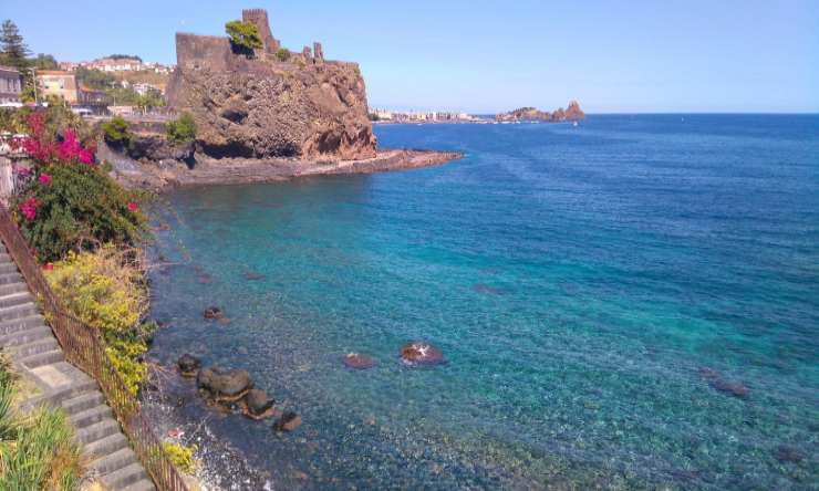 Spiaggia Aci Trezza - foto tripadvisor - lagazzettaennese.it