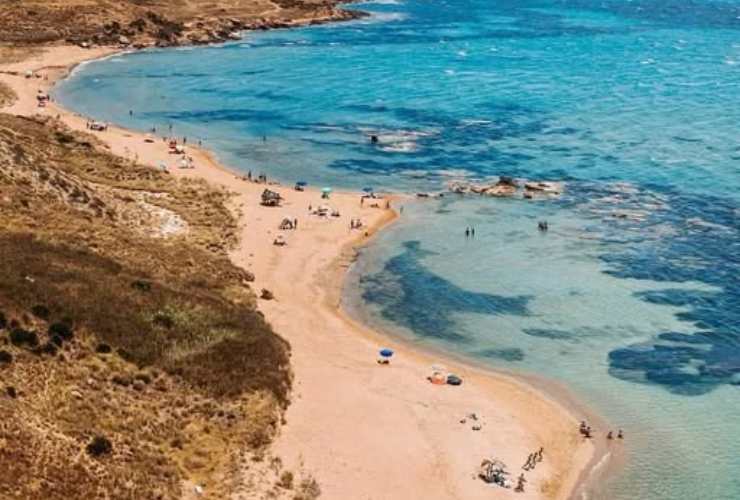 Spiaggia Le Solette - foto facebook @Siciliando e foto di @naftelyn - lagazzettaennese.it