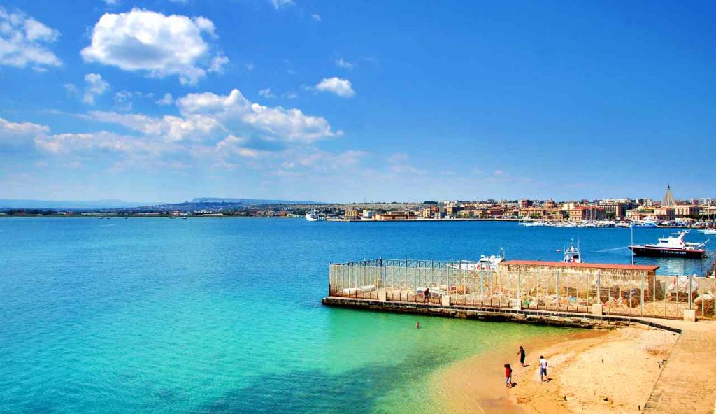 Spiaggia siciliana - foto wikimedia commons - lagazzettaennese.it