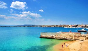 Spiaggia siciliana - foto wikimedia commons - lagazzettaennese.it