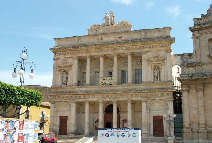 Teatro Comunale di Vittoria - foto wikimedia commons - lagazzettaennese.it