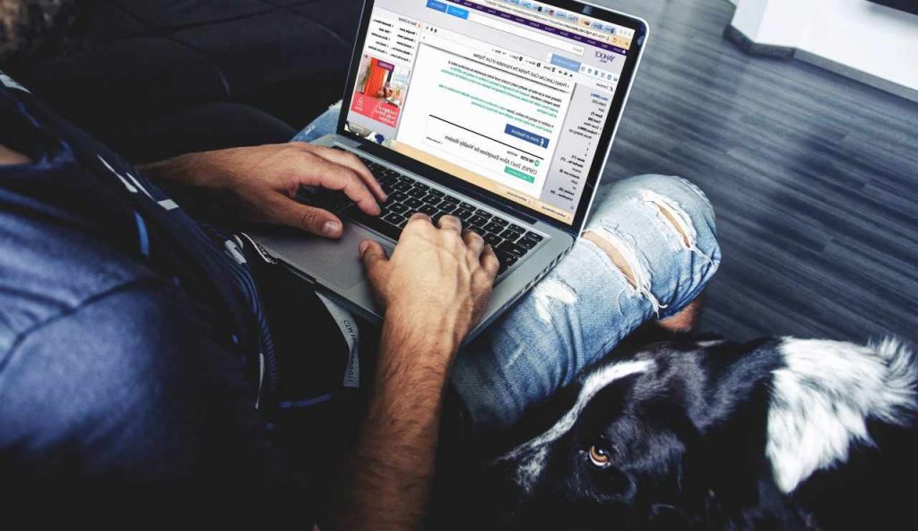 Uomo al pc - foto pixnio - lagazzettaennese.it