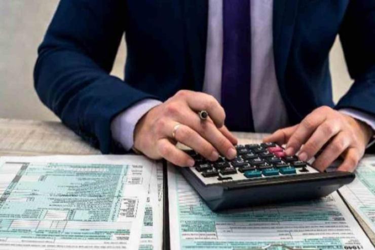 Uomo che fa calcoli - foto Corporate+- lagazzettaennese.it
