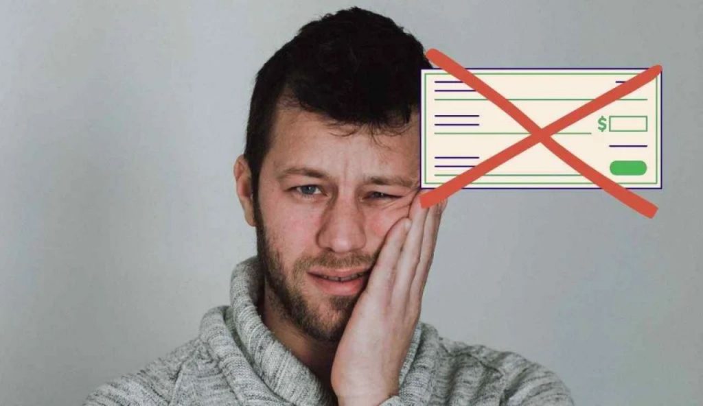 Uomo preoccupato per addio assegno di inclusione (Canva Foto) - lagazzettaennese.it (1)