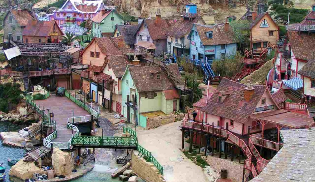 Villaggio di Braccio di Ferro - foto wikimedia commons - lagazzettaennese.it