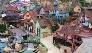 Villaggio di Braccio di Ferro - foto wikimedia commons - lagazzettaennese.it
