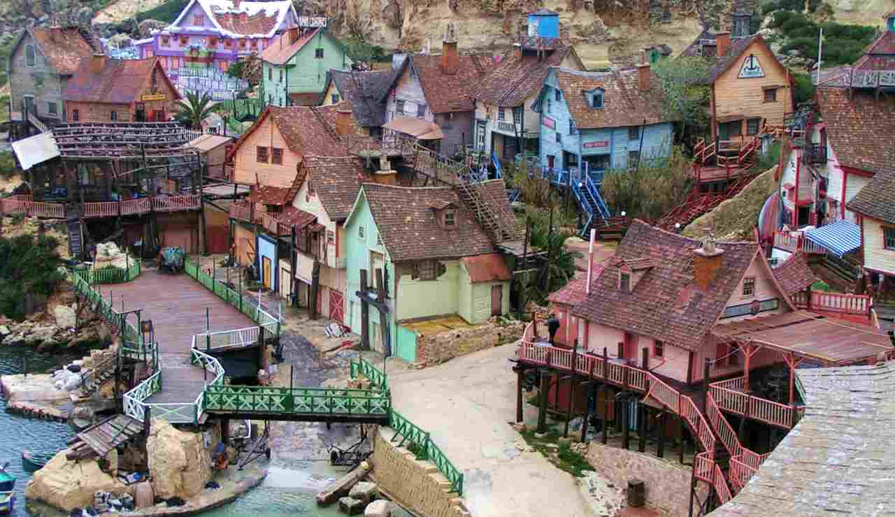 Villaggio di Braccio di Ferro - foto wikimedia commons - lagazzettaennese.it
