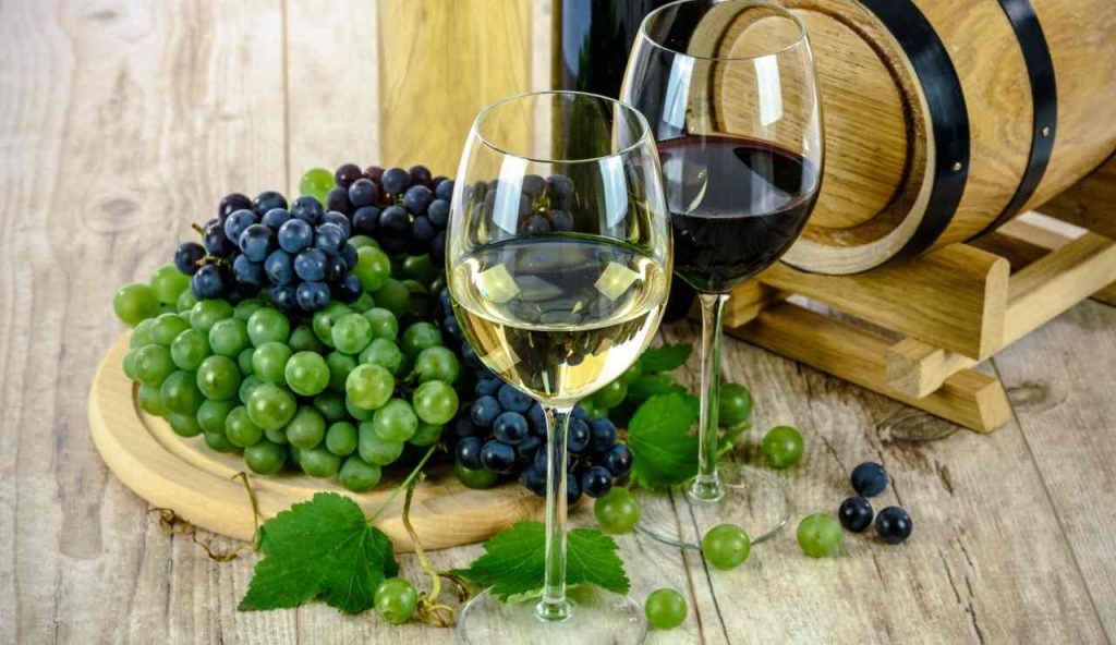 Vino bianco e rosso - foto rawpixel - lagazzettaennese.it