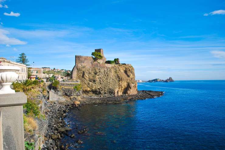 Castello di Aci in provincia di Catania in Sicilia - foto wikimedia commons - lagazzettaennese