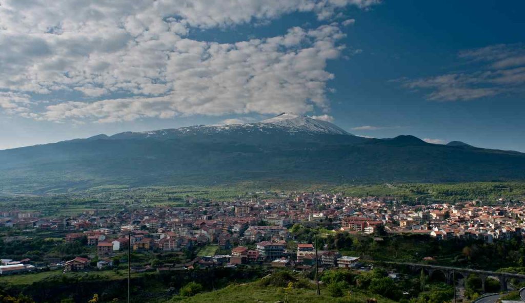 Città nera di Sicilia - foto wikimedia commons - lagazzettaennese