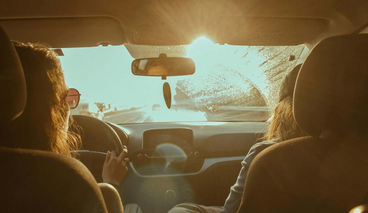 Persona al volante - foto pexels - lagazzettaennese