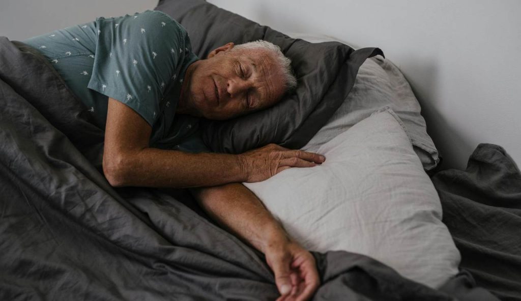 Uomo che dorme - foto pexels - lagazzettaennese.it