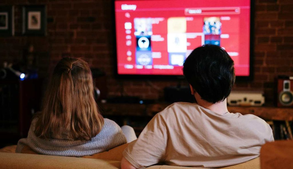 Vedere la tv - foto pexels - lagazzettaennese