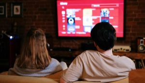 Vedere la tv - foto pexels - lagazzettaennese
