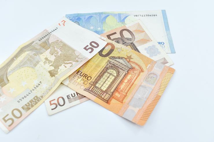 Soldi in euro - foto pixnio - lagazzettaennese.it