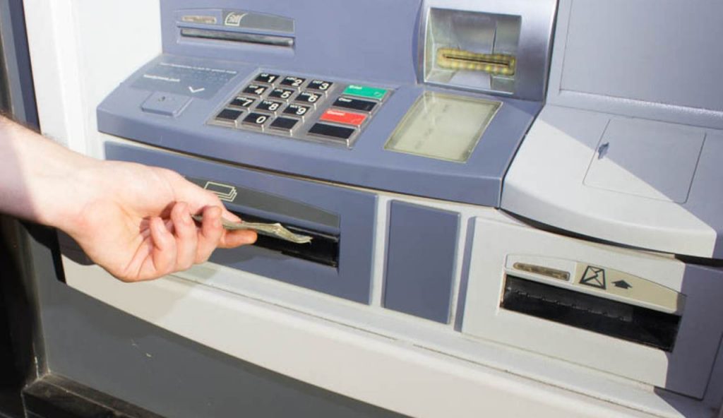 Sportello ATM - foto flckr - lagazzettaennese